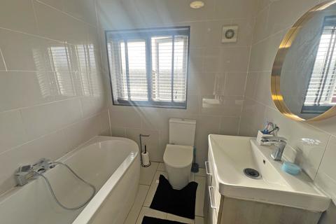 24 Flora Gardens, Romford, RM6 4BG