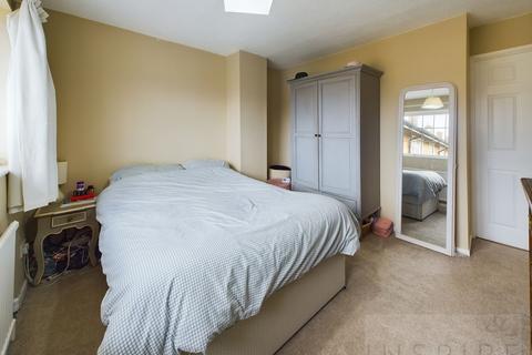 10 Barry Close, Crawley, RH10 5AH
