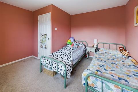 10 Barry Close, Crawley, RH10 5AH
