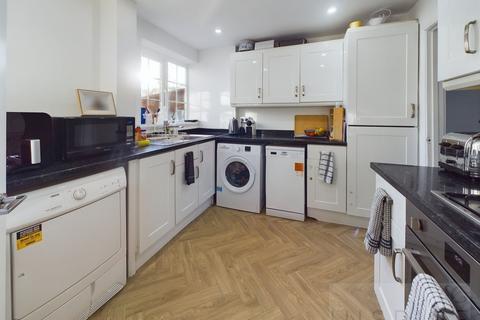 10 Barry Close, Crawley, RH10 5AH