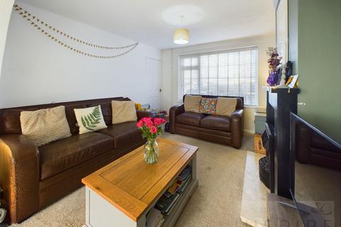 10 Barry Close, Crawley, RH10 5AH