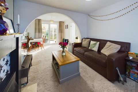 10 Barry Close, Crawley, RH10 5AH