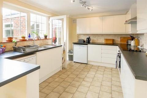 2 bedroom terraced house to rent, Leander Road, Bosham