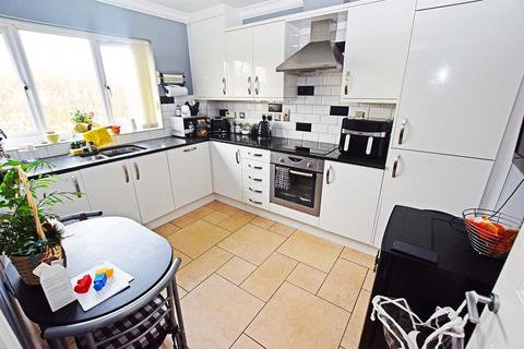 4 bedroom terraced house for sale, Vineyard Crescent, Rainham, Gillingham