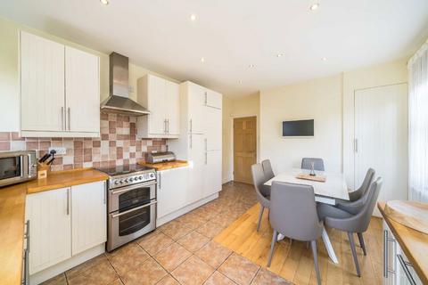 3 bedroom maisonette to rent, Lucien Road, London SW17