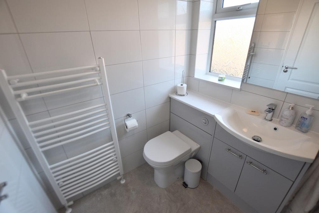 35 Friary Gardens bathroom 2
