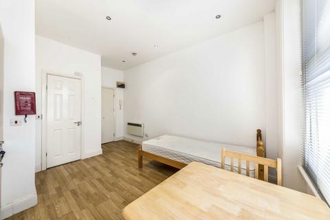 Studio to rent, Gunterstone Road, London W14