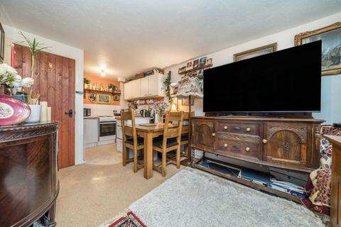 1 bedroom flat for sale, Seymour Way, Sunbury-On-Thames TW16