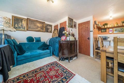 1 bedroom flat for sale, Seymour Way, Sunbury-On-Thames TW16