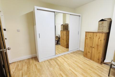 Studio to rent, Kenton Road, Harrow HA3