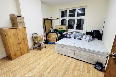 Studio to rent, Kenton Road, Harrow HA3