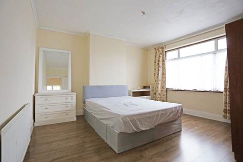 3 bedroom semi-detached house to rent, Whalebone Lane North, Chadwell Heath, Romford, RM6