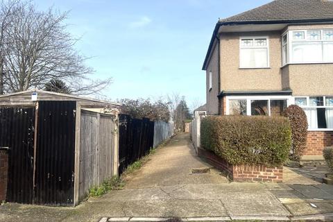 Garage for sale, Garage 18 Woodside Close, Rainham, RM13 9PB