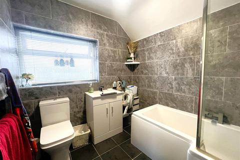2 Markfield Close, Low Moor, Bradford, BD12 0UW