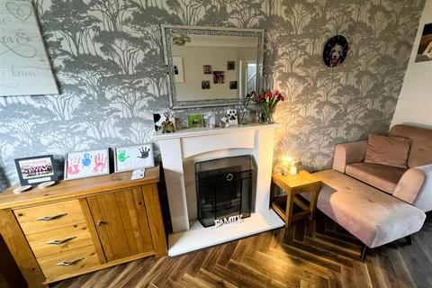 2 Markfield Close, Low Moor, Bradford, BD12 0UW