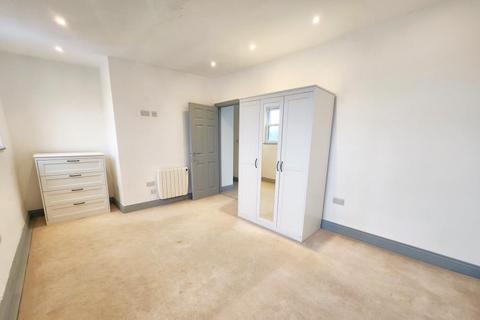 3 bedroom maisonette to rent, Byfleet, Surrey, KT14