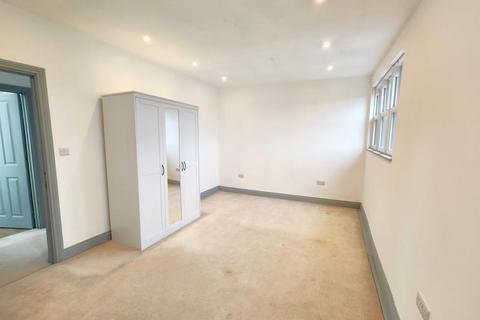 3 bedroom maisonette to rent, Byfleet, Surrey, KT14