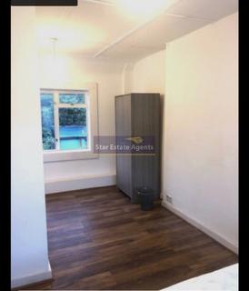 1 bedroom in a house share to rent, London W12