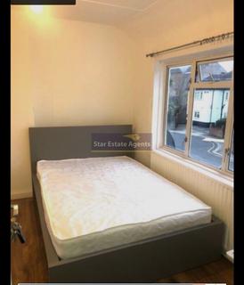 1 bedroom in a house share to rent, London W12