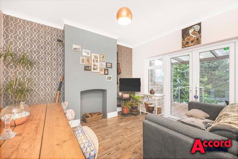 4 bedroom semi-detached house for sale, Boscombe Avenue, Hornchurch, RM11