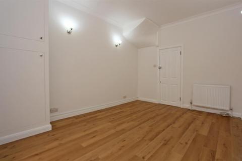 Studio to rent, Florian Avenue, Sutton