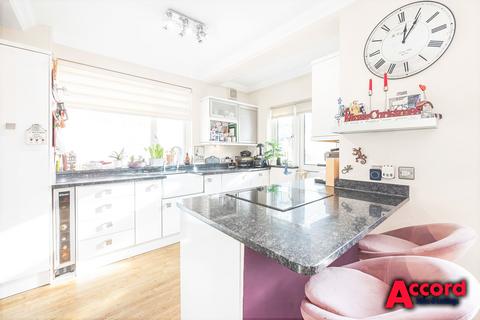 3 bedroom semi-detached house for sale, Beauly Way, Romford, RM1