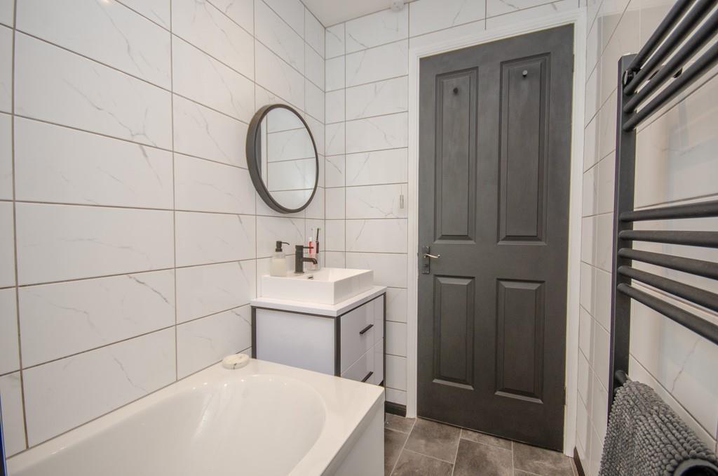 Bathroom pic 2.jpg
