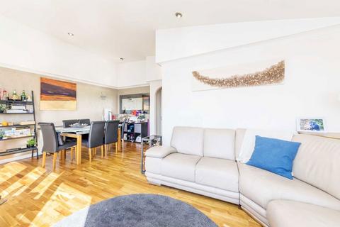 2 bedroom flat to rent, Meridian Place, London E14