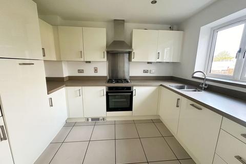 3 bedroom end of terrace house to rent, Warren Farm, Bedford MK44