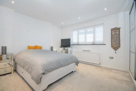 42 Raisins Hill, Pinner, HA5 2BS