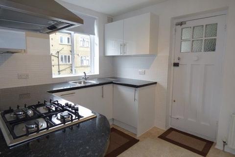 2 bedroom flat to rent, Rutland Court, Queens Drive, London