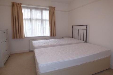 2 bedroom flat to rent, Rutland Court, Queens Drive, London