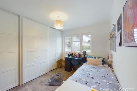 6 Warren Mead, Banstead, SM7 1LU