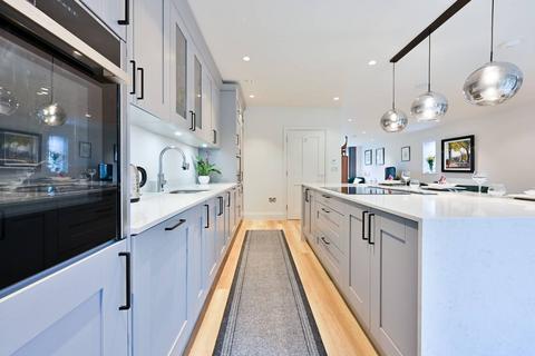 13 Flexlands Place, Chobham, Woking, GU24 8BG