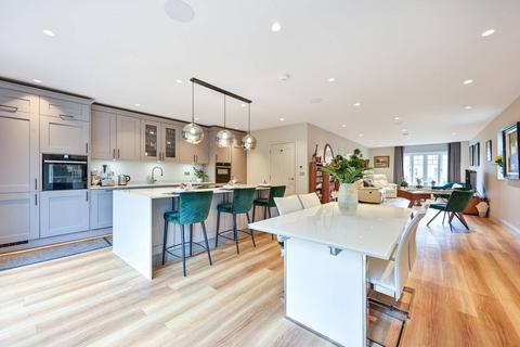 13 Flexlands Place, Chobham, Woking, GU24 8BG