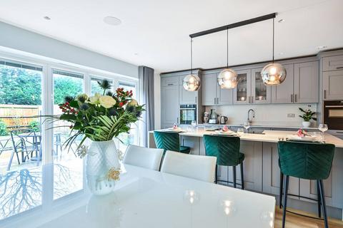 13 Flexlands Place, Chobham, Woking, GU24 8BG