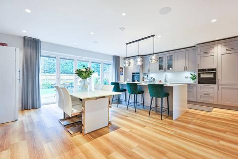 13 Flexlands Place, Chobham, Woking, GU24 8BG