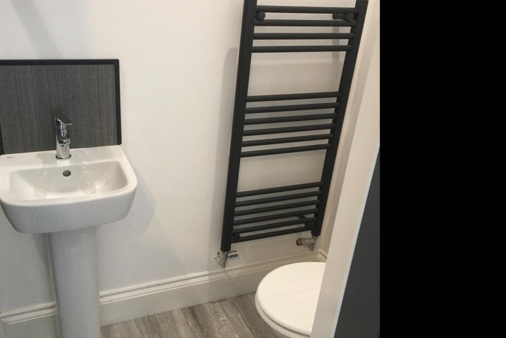 Upstairs back bath