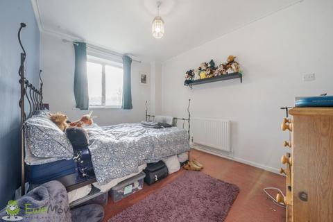 60 Brookside Walk, Tadley, RG26 3RW
