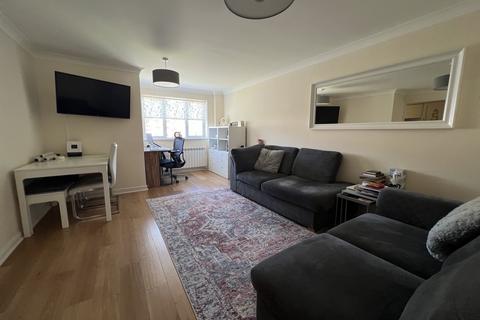 2 bedroom flat to rent, Priestley Court