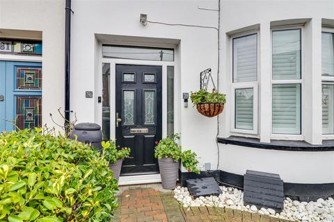 2 bedroom flat for sale, Chalkwell Park Drive, Leigh-On-Sea SS9