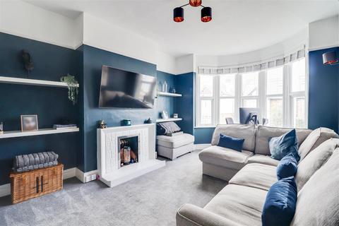 2 bedroom flat for sale, Chalkwell Park Drive, Leigh-On-Sea SS9