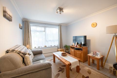 2 bedroom flat to rent, Doods Road, Reigate, RH2