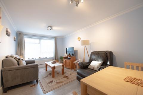 2 bedroom flat to rent, Doods Road, Reigate, RH2