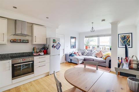 2 bedroom maisonette for sale, London Road, Leigh-On-Sea SS9