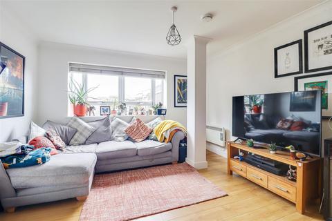 2 bedroom maisonette for sale, London Road, Leigh-On-Sea SS9