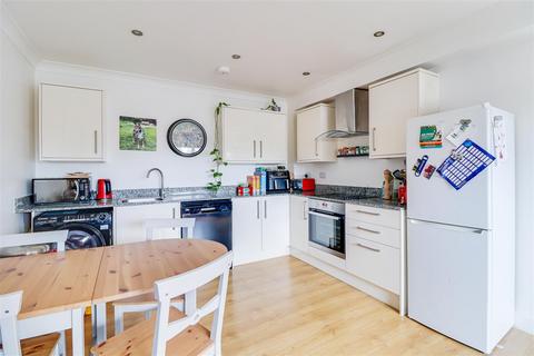 2 bedroom maisonette for sale, London Road, Leigh-On-Sea SS9