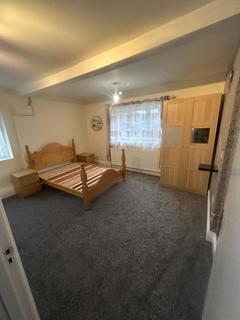 3 bedroom flat to rent, Buckingham Road, Edgware