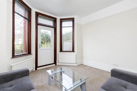 2 bedroom flat to rent, NW2