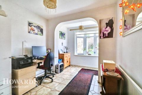 30 Bishops Walk, Lowestoft, NR32 4JN